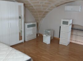 AFFITTASI BILOCALE ARREDATO